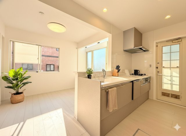 泉区西が岡2丁目　中古戸建てのキッチン|◆キッチンからダイニングやリビングが見渡せるキッチン。料理をしながら家族とコミュニケーションをとれるだけでなく、大きな開放感も得られることができます。
