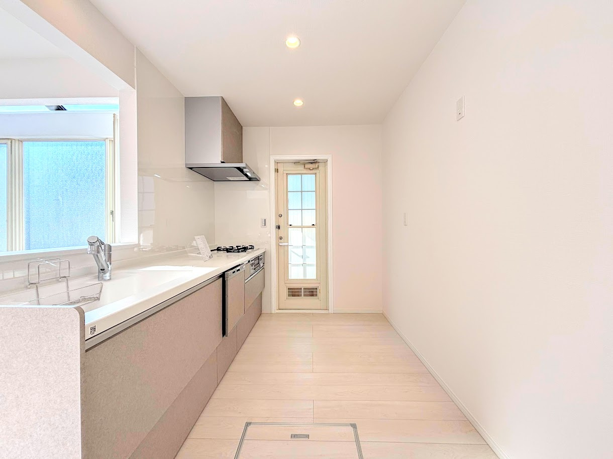 泉区西が岡2丁目　中古戸建てのキッチン|◆デザイン性と機能性を兼ね備えたキッチンです。リビングスペースとの一体感が生まれ、広々空間を演出してくれます。
