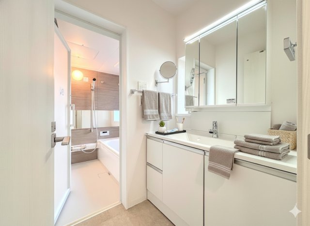 泉区西が岡2丁目　中古戸建ての独立洗面台|◆毎日使う場所だから、機能的で使いやすさに配慮したパウダールーム。すっきりと使えるように収納も豊富にご用意しています。
