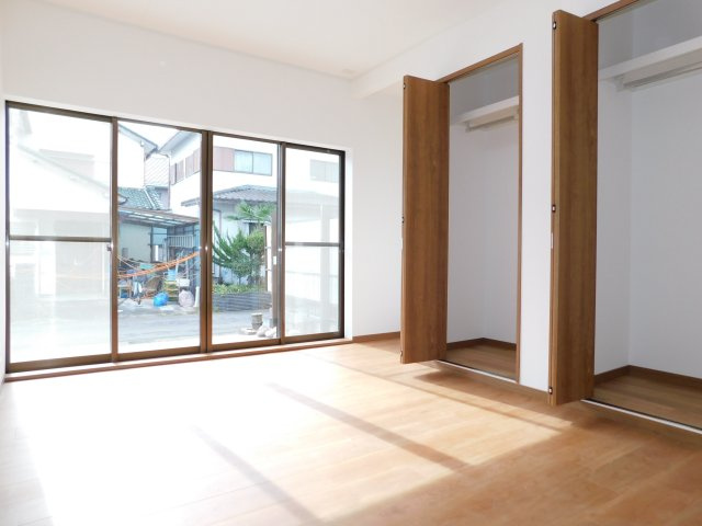 愛西市稲葉町米野の中古一戸建の洋室|◇１階洋室◇　　南面で明るい洋室約６．５帖　収納２ヵ所完備！（２０２５年９月リフォーム済）