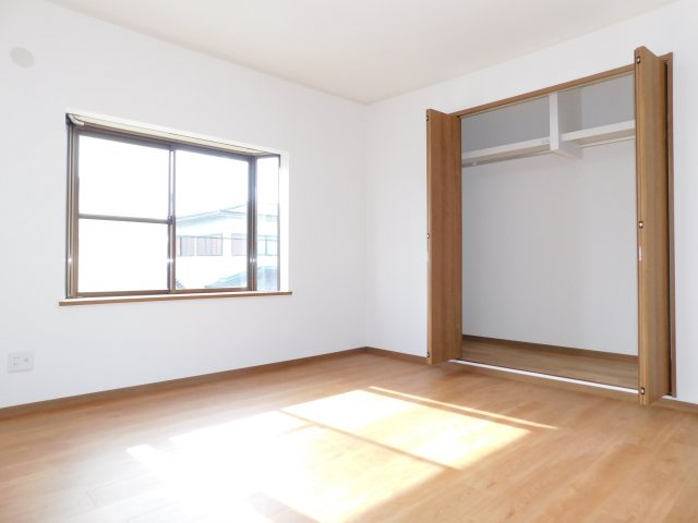 愛西市稲葉町米野の中古一戸建の洋室|◇２階洋室◇　　南面で明るい洋室約７．５帖　大容量収納完備！　（２０２５年９月リフォーム済）