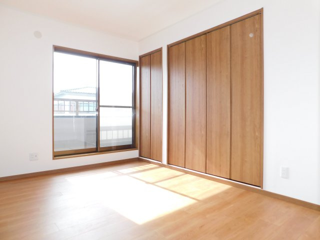 愛西市稲葉町米野の中古一戸建の洋室|◇２階洋室◇　　南面で明るい洋室約５．０帖　収納２ヵ所完備！　ベランダ付き♪　（２０２５年９月リフォーム済）