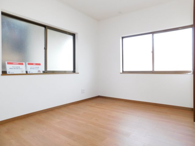 愛西市稲葉町米野の中古一戸建の洋室|◇２階洋室◇　　明るい洋室約５．２帖　収納２ヵ所完備！　（２０２５年９月リフォーム済）