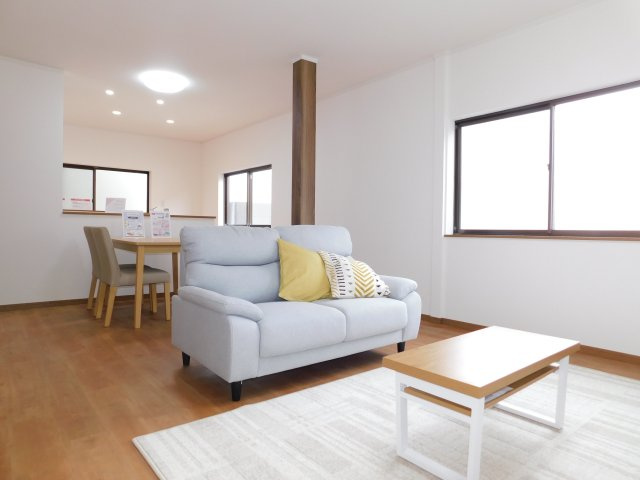 愛西市稲葉町米野の中古一戸建の居間・リビング|◇リビング◇　　明るいリビング約１７．０帖　三面採光の開放感のある空間♪　（２０２５年９月リフォーム済）