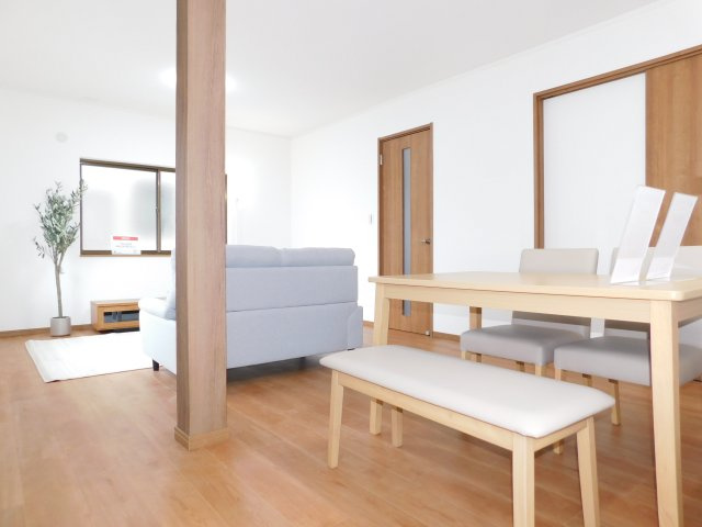 愛西市稲葉町米野の中古一戸建の居間・リビング|◇リビング◇　　明るいリビング約１７．０帖　インテリアの映えるワイドリビング♪　（２０２５年９月リフォーム済）