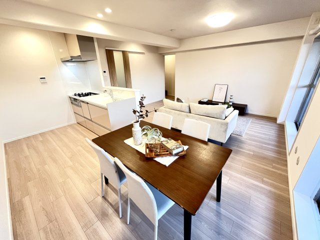 南港はなのまち住宅34号棟の居間・リビング