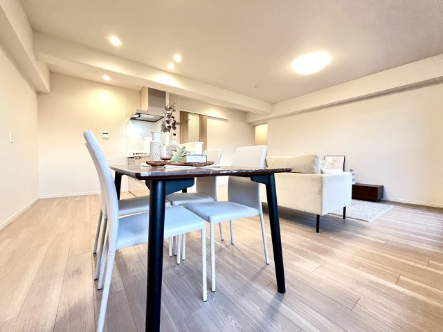 南港はなのまち住宅34号棟の居間・リビング