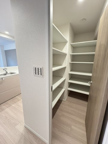 近鉄南港ガーデンハイツ21号棟の収納|大きなスペースがあり、収納には困りません