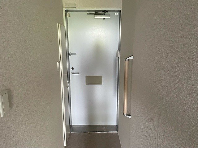 レオパレスＣｈｅｒｒｙＧａｔｅの玄関