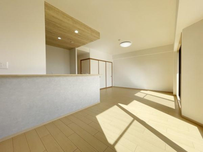 【居間・リビング】 | APAガーデンコート鳳西壱番館 | 大切なご家族が集まるからこそＬＤＫはこだわりたい！休日はおひさまの光をたっぷりと取りこめるリビングでゆったりと過ごしませんか？子供たちが元気に笑いながら走り回っても十分な広さの空間です。