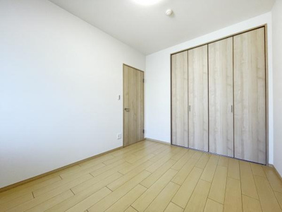 【寝室】 | APAガーデンコート鳳西壱番館 | 全居室には収納を完備！普段使いのお洋服や小物はもちろん、季節物のお洋服などもしっかりと整理整頓おしまい頂けます。居室空間をより広く隅々までお使いいただけますね♪