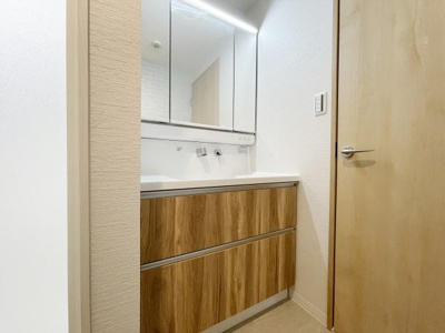 【独立洗面台】 | APAガーデンコート鳳西壱番館 | ゆとりの洗面スペースで朝の身支度も快適スムーズに。３面鏡で髪のセットやお化粧もストレスなくこなせ、朝から気分良く通勤通学に向かえそうですね！鏡の裏にはたっぷりと収納スペースを標準装備！