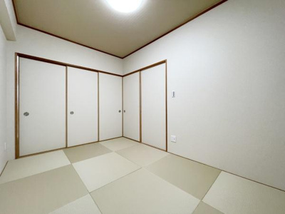 【和室】 | APAガーデンコート鳳西壱番館 | LDKと隣接した6畳の和室。
お子様の遊び部屋・お昼寝スペースとして使うのもオススメです♪