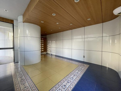 【エントランス】 | APAガーデンコート鳳西壱番館 | 流行に左右されず、将来にわたって価値が継続する「上質」な佇まい。親しみやすさといった暮らしを豊かにしてくれる住空間です。