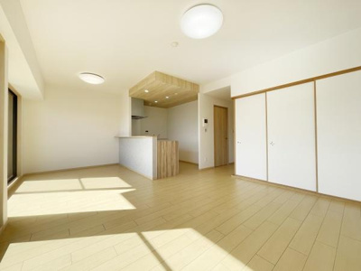 【居間・リビング】 | APAガーデンコート鳳西壱番館 | ここにはみんなが集い、食事と楽しい会話が始まる。話に夢中になりすぎて、ついつい時を忘れてしまう。そんな束の間の幸せを感じさせてくれる場所。