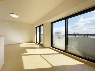 【居間・リビング】 | APAガーデンコート鳳西壱番館 | 室内にいても、たっぷりの陽光と爽やかな風を感じて頂けます！
ご家族と穏やかに過ごす、心地の良い時間が流れます。