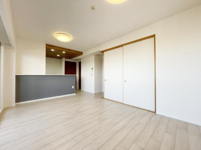 【居間・リビング】 | ルイシャトレ諏訪ノ森 | ここにはみんなが集い、食事と楽しい会話が始まる。話に夢中になりすぎて、ついつい時を忘れてしまう。そんな束の間の幸せを感じさせてくれる場所。