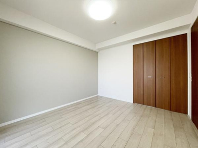 【寝室】 | ルイシャトレ諏訪ノ森 | 木目のフローリングが暖かみのある室内に。明るい寝室で心地のいい朝を迎えられそう。