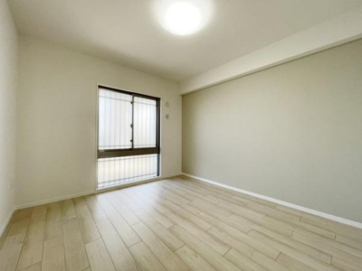 【洋室】 | ルイシャトレ諏訪ノ森 | 大きな窓からたっぷりの日差しが降り注ぐ明るい室内です。気持ちの良い朝日を受けて、目覚めの良い健康的な朝を迎えられそうです。 