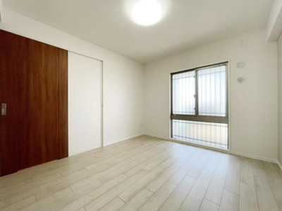 【洋室】 | ルイシャトレ諏訪ノ森 | 家族一人ひとりの大切なプライベート空間。趣味に合わせて使って頂けるようシンプルに仕上げてあります！