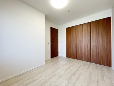 【洋室】 | ルイシャトレ諏訪ノ森 | 全居室には収納を完備！普段使いのお洋服や小物はもちろん、季節物のお洋服などもしっかりと整理整頓おしまい頂けます。居室空間をより広く隅々までお使いいただけますね♪