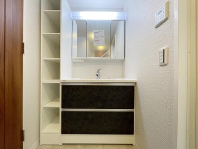 【独立洗面台】 | ルイシャトレ諏訪ノ森 | 明るく、清潔感のある洗面所♪鏡も大きく使い勝手の良い洗面化粧台です♪
収納棚がありますのでタオルや洗剤などまとめておけます！

