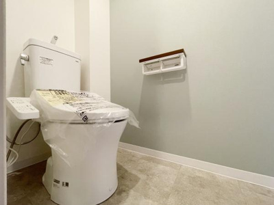 【トイレ】 | ルイシャトレ諏訪ノ森 | 清潔感のある広々トイレです♪
節水型でエコなトイレには、今では当たり前のウォシュレット付き。便座を温める機能付き！