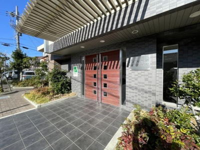 【エントランス】 | ルイシャトレ諏訪ノ森 | 流行に左右されず、将来にわたって価値が継続する「上質」な佇まい。親しみやすさといった暮らしを豊かにしてくれる住空間です。