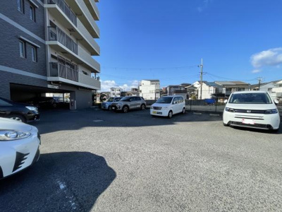 【駐車場】 | ルイシャトレ諏訪ノ森 | お車の出し入れも楽々ですね♪現地駐車場部分になります！
