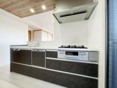 【キッチン】 | ルイシャトレ諏訪ノ森 | 三口コンロでお料理がはかどりますね♪日当たりもよく明るいキッチンですのでお料理も気分よくできそうです！