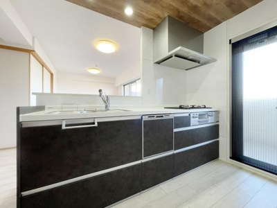 【キッチン】 | ルイシャトレ諏訪ノ森 | 食器洗乾燥機付きで家族の食器もピカピカ。後片付けもラクラクこなせて、日々の生活には欠かせない便利設備。環境にもママの手にも優しいのがうれしいですね。