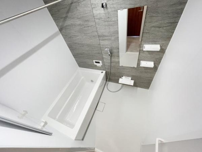 【浴室】 | ルイシャトレ諏訪ノ森 | アクセントパネルで落ち着きのある雰囲気を演出♪毎日の疲れを癒やすバスタイムを。