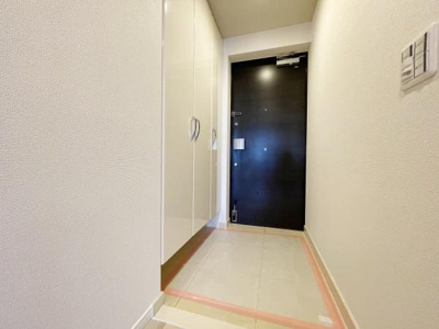 【玄関】 | ルイシャトレ諏訪ノ森 | 玄関も明るいです。大きな下駄箱もあり収納力・清潔感がGOODです。