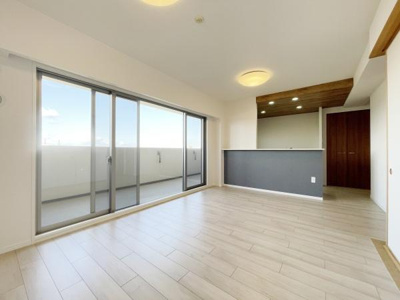 【居間・リビング】 | ルイシャトレ諏訪ノ森 | 14.7帖のリビングダイニング。リビングは家族のオアシスへ
毎日家族が笑顔で生活する空間であるリビング。
