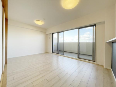 【居間・リビング】 | ルイシャトレ諏訪ノ森 | 室内にいても、たっぷりの陽光と爽やかな風を感じて頂けます！
ご家族と穏やかに過ごす、心地の良い時間が流れます。