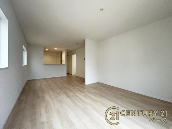 クレイドルガーデン龍田 １号棟 ／新築一戸建の居間・リビング|■ＬＤＫは大きな窓から柔らかい光が射し込みます！