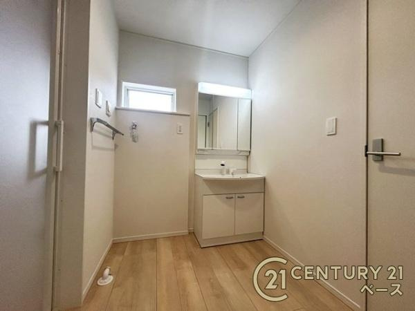 クレイドルガーデン龍田 １号棟 ／新築一戸建の独立洗面台|■三面鏡タイプのミラーキャビネット！収納スペースも豊富です！■