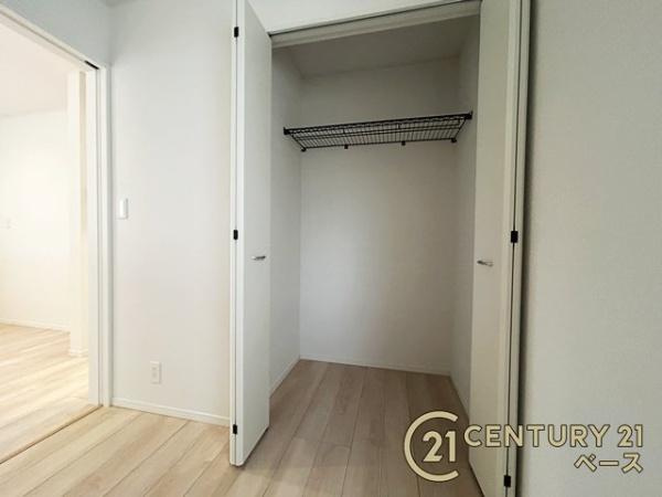 クレイドルガーデン龍田 ２号棟 ／新築一戸建の収納|冬物のコートや季節のものなどたくさんしまえる広さ！