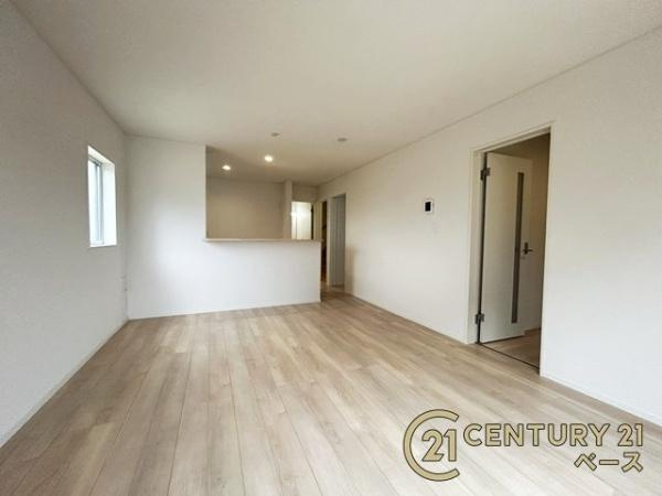 クレイドルガーデン龍田 ２号棟 ／新築一戸建の居間・リビング|■現地撮影写真■ご家族でくつろいでいただける広々したＬＤＫは約１６帖！