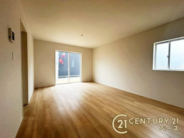 クレイドルガーデン龍田 ２号棟 ／新築一戸建の居間・リビング|■ＬＤＫは大きな窓から柔らかい光が射し込みます！