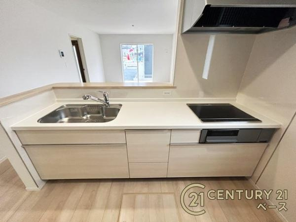 クレイドルガーデン龍田 ２号棟 ／新築一戸建のキッチン|■家族とのコミュニケーションがとりやすい人気のカウンターキッチン！■