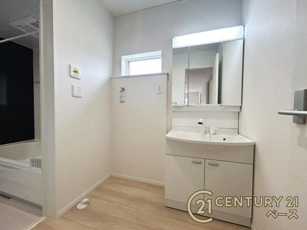 クレイドルガーデン龍田 ２号棟 ／新築一戸建の独立洗面台|■三面鏡タイプのミラーキャビネット！収納スペースも豊富です！■