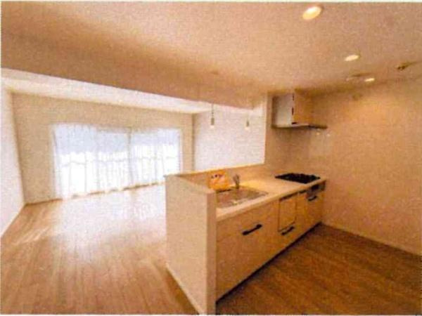 ユニオンハイツ岡崎の居間・リビング|日の光が室内にくつろぎの空間を与えます