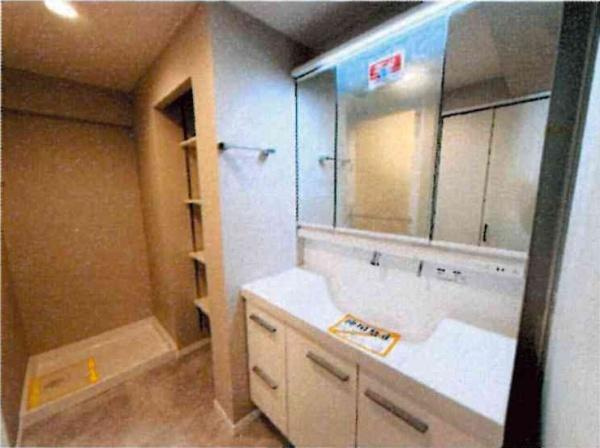 ユニオンハイツ岡崎の独立洗面台|鏡・コンセント・収納を装備した洗面台！