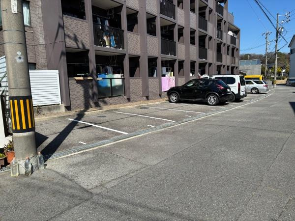 ロイヤルマンション緑丘Ⅱの駐車場|敷地内駐車場です。