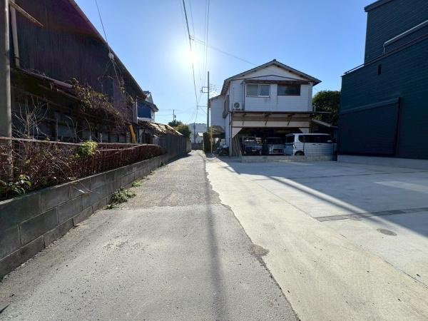 横須賀市津久井１丁目の中古一戸建の前面道路含む現地写真