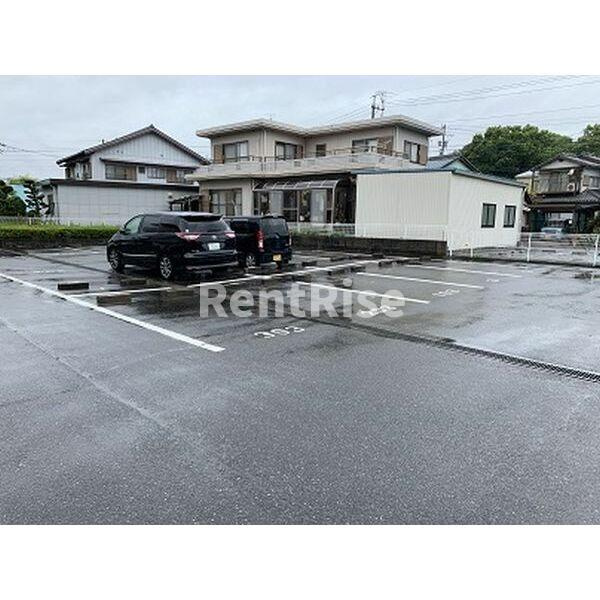リンピア　INOUEの駐車場
