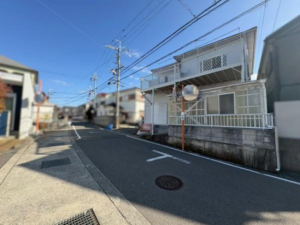岩出市曽屋　中古戸建の前面道路含む現地写真