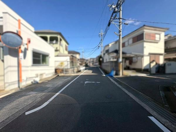 岩出市曽屋　中古戸建の前面道路含む現地写真