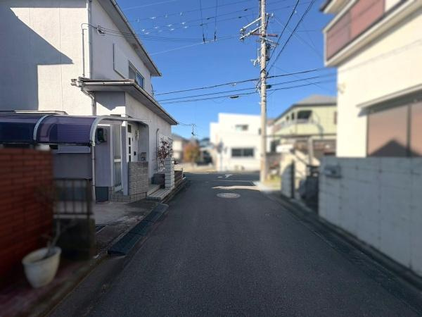 岩出市曽屋　中古戸建の前面道路含む現地写真